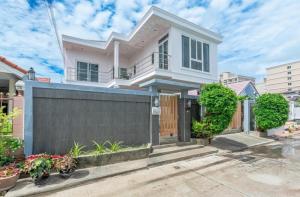 Το κτήριο όπου στεγάζεται  η βίλα