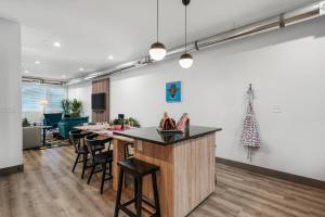 Una cocina y un comedor con mesa y sillas. en The Pilot Haus Luxe 2BR, Rooftop Deck & Garage, en Salt Lake City