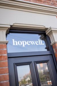 un panneau au-dessus d'une porte avec le mot hogewell dessus dans l'établissement Hopewell - Unique Rooms in the heart of Cliftonville, à Margate