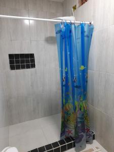 einen Duschvorhang mit Fisch im Bad in der Unterkunft Casa de praia em barra grande in Maragogi