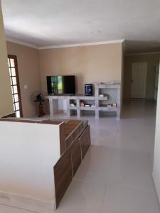 ein Wohnzimmer mit Sofa und Fernseher in der Unterkunft Casa de praia em barra grande in Maragogi + 31 Fotos