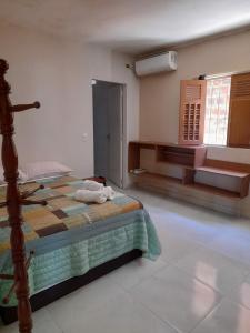 ein Schlafzimmer mit einem Bett mit Handtüchern darauf in der Unterkunft Casa de praia em barra grande in Maragogi