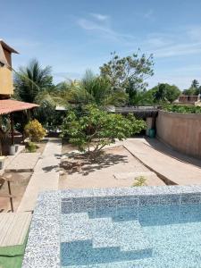 ein Swimmingpool mitten in einem Hof in der Unterkunft Casa de praia em barra grande in Maragogi