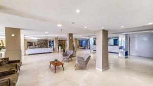 a lobby with couches and chairs and a table at HANNA Arcos d'Atalaia Hotel - Aracaju in Aracaju