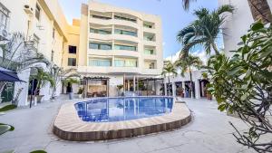 a swimming pool in front of a building at HANNA Arcos d'Atalaia Hotel - Aracaju in Aracaju
