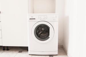 eine weiße Waschmaschine und ein Trockner in einem Zimmer in der Unterkunft Alessia's Flat - Breno 1 in Mailand