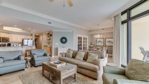 un salon avec un canapé et une table dans l'établissement The Oasis Orange Beach 2110, à Orange Beach