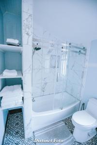 un baño con ducha y WC en Vacation House Washington DC, en Washington