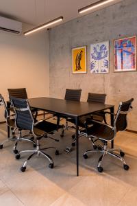 a conference room with a black table and chairs at Lapso At Asís in Guadalajara