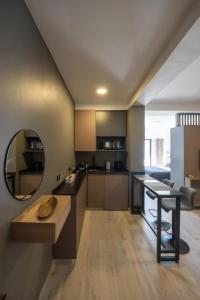 a kitchen with a table and a mirror in a room at Republica Suites - Departamento Nivel Ejecutivo2 in San Fernando del Valle de Catamarca +7 photos