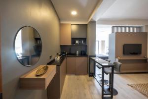 a kitchen with a counter and a mirror in a room at Republica Suites - Departamento Nivel Ejecutivo2 in San Fernando del Valle de Catamarca