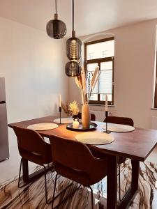 a dining room with a wooden table and chairs at Royal Haus Chemnitz 3- Balkon nahe Zeisigwald in Chemnitz