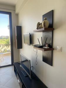 Μια τηλεόραση ή/και κέντρο ψυχαγωγίας στο Cozy Villa in Marassi, Alamein