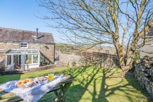 un tavolo da picnic nel giardino di un cottage di Ivy Cottage - Little Haven a Little Haven