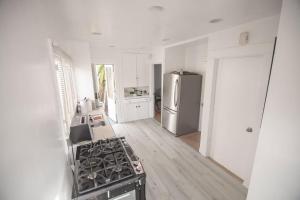 Η κουζίνα ή μικρή κουζίνα στο Private Room in East Hollywood +3 φωτογραφίες
