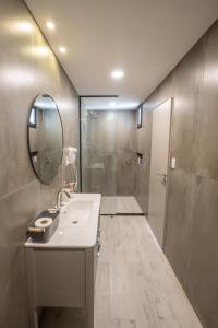 a bathroom with a sink and a shower at Republica Suites - Departamento Nivel Ejecutivo3 in San Fernando del Valle de Catamarca
