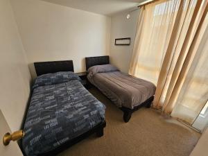 コピアポにあるDepartamento Copayapu 3268の窓のある小さな部屋にベッドが2つある