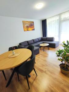 Χώρος καθιστικού στο Large Central Apartment - MODERN & Fully Equipped - near fair