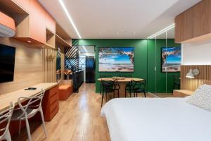 una camera d'albergo con letto e parete verde di Duque 1705 by LikeHome a Porto Alegre