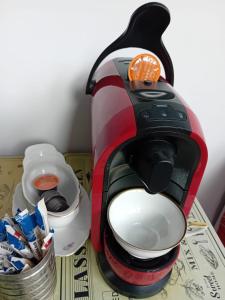 a red and black coffee maker sitting on a table at Casa Continentelor in Cîmpulung