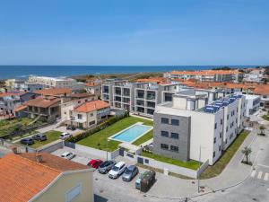 an aerial view of a building with a parking lot at Praia Mar Apartamento T2 in Esposende