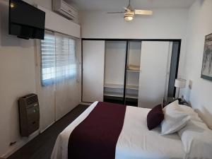 Кровать или кровати в номере Departamento luminoso en pleno centro, con cocina completa