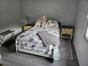 una camera da letto con un letto e due comodini di Charming Countryside Retreat a Fort Plain