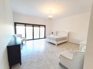 Katil atau katil-katil dalam bilik di Luxury 5 Rooms villa in Marassi