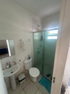 Un baño con ducha, inodoro y lavabo. en COP30 - Casa mobiliada - 3 quartos, en Ananindeua