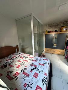 Un dormitorio con una cama y una pared de cristal. en COP30 - Casa mobiliada - 3 quartos, en Ananindeua