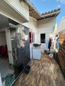 Una cocina con puerta de cristal y suelo de madera. en COP30 - Casa mobiliada - 3 quartos, en Ananindeua 2 fotos más