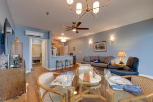 Posezení v ubytování Resort Amenities and Beach Access Huddleston Condo