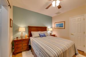 Postel nebo postele na pokoji v ubytování Resort Amenities and Beach Access Huddleston Condo + 32 fotografií