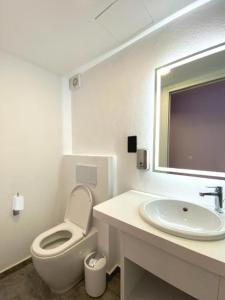 Ένα μπάνιο στο Citizen Suites By Dahlia +19 φωτογραφίες