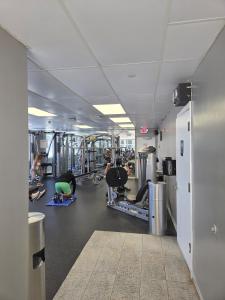 una palestra con diverse persone che fanno esercizio fisico di Departamento de Lujo Frente al Mar - Miami Beach a Sunny Isles Beach
