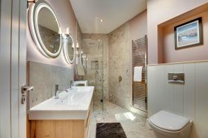 un bagno con lavandino, WC e specchio di Coot's Nest Seahouses a Seahouses Altre 55 foto