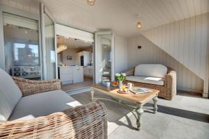 un soggiorno con un divano e un tavolo di Coot's Nest Seahouses a Seahouses