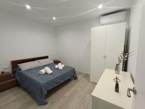 ein Schlafzimmer mit einem Bett und zwei Kissen darauf in der Unterkunft Benicarló Vacation Apartment in Benicarló