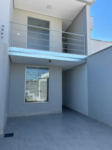 an empty building with a balcony and a window at Casa para 5 pessoas - Perto de Tudo in Montes Claros