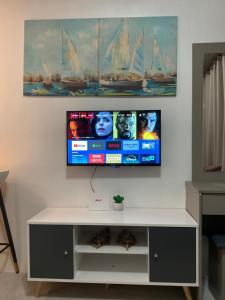 マンダウエ・シティにあるCondo Casa Mira Towers Mandaueの壁にテレビが取り付けられたリビングルーム