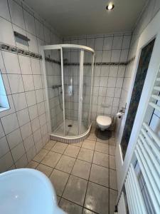a bathroom with a shower and a toilet at Ferienwohnung Monteuerzimmer Melle in Melle