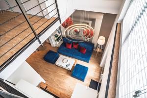 an overhead view of a living room with a blue couch at Morze Apartamentów Apartament West Łeba A19 in Łeba