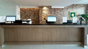 a restaurant with a counter with computers on it at Hotel Portobelo Plaza las Ámericas in San Andrés