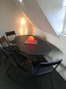オート・シュル・メールにあるLa Plage en Normandieの椅子付きテーブルの上に座るオレンジ