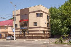 ein Gebäude an der Ecke einer Straße in der Unterkunft Hotel Viktorya in Stawropol