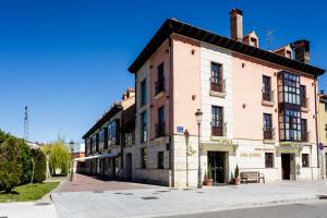 un grand bâtiment en briques dans une rue dans l'établissement Hotel Azofra, à Burgos