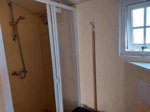 łazienka z oknem i drzwiami prysznicowymi w obiekcie Nette, ruime chalet op christelijke familiecamping w mieście Rheeze +6 zdjęć