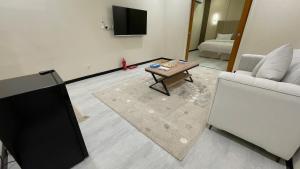 un soggiorno con un divano e un tavolo di Taim a Yanbu Altre 28 foto