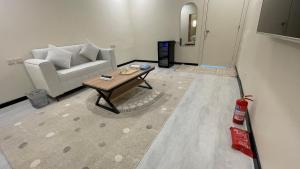 un soggiorno con un divano e un tavolino da caffè di Taim a Yanbu