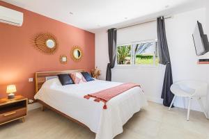 Un pat sau paturi într-o cameră la Villa Anse Vinaigri - Plage à pieds +83 fotografii